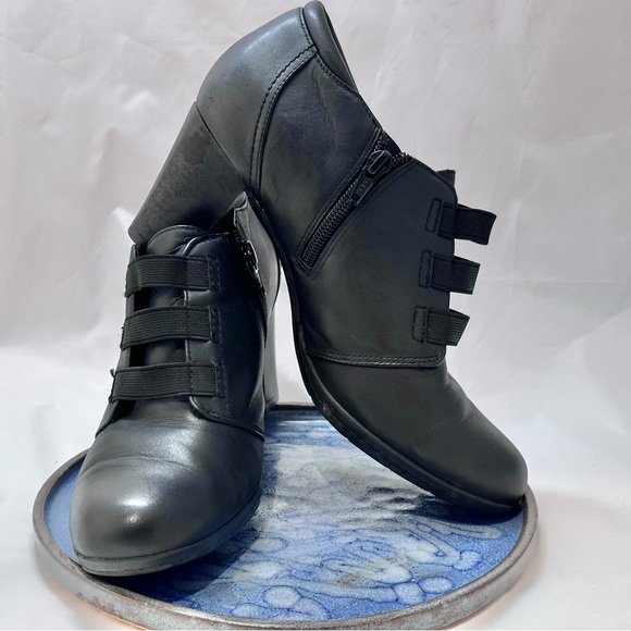 Clarks Women’s Heeled Booties Sz 7.5 - BLACK - Picture 2 of 15